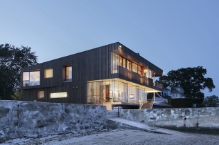 Architektura współgrająca z otoczeniem, Spiral House: Joeb Moore + Partners